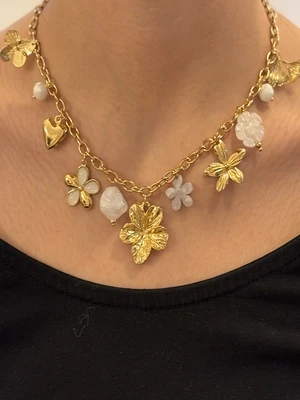 Colliers breloques fleurs et pierres (blanc et chocolat)