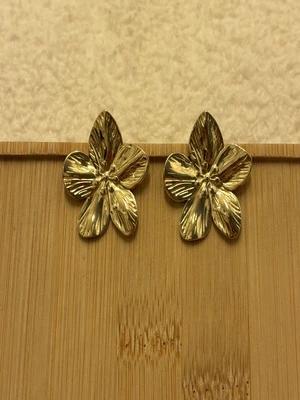 Boucle d’oreille fleur puce martelé