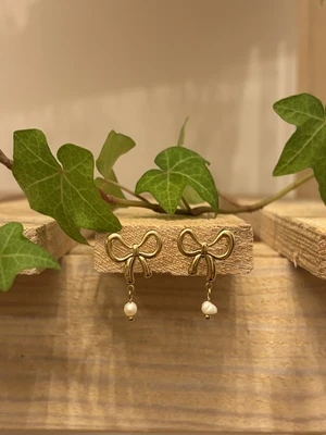 Boucle d’oreille noeud avec perles