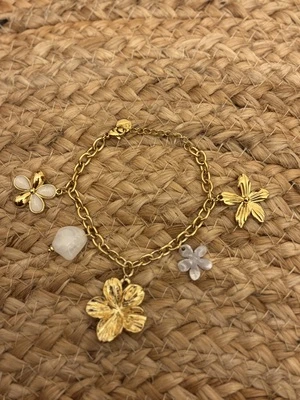 Bracelet breloque fleur et pierre doré (blanc marron)