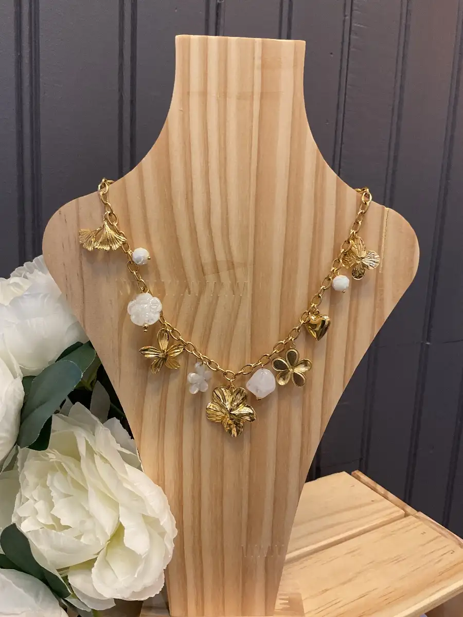 Colliers breloques fleurs et pierres (blanc et chocolat)