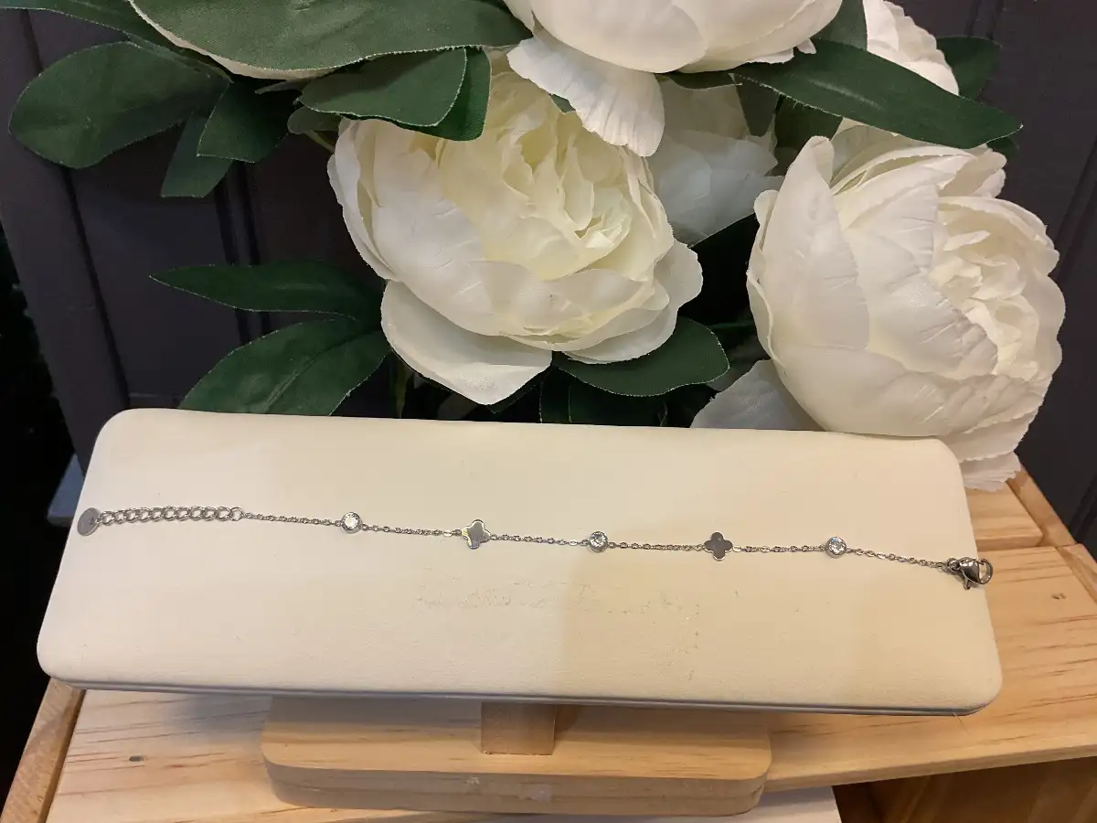 Bracelet argenté trèfle et strass