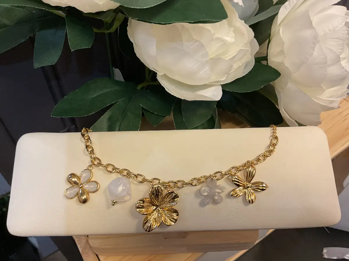 Bracelet breloque fleur et pierre doré (blanc marron)